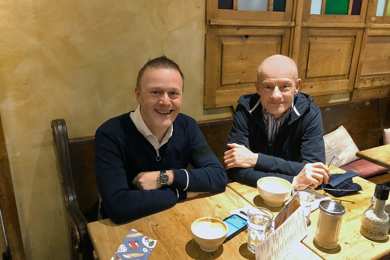 Frühstück im «Le Pain Quotidien», 1271 6th Ave, New York. Aldo Sohm und Autor Alexander Linzphilosophieren über die Zeit.