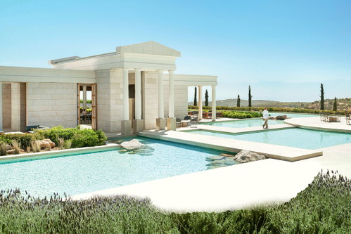 Resort »Amanzoe«: Luxuriöse Hotelanlage über der Stadt Porto Heli.