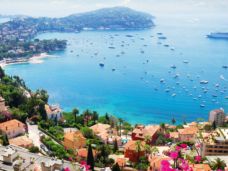 Von der »Moyenne Corniche«, der mittleren Küstenstraße aus, genießt man einen prächtigen Ausblick – hier auf die Halbinsel Cap Ferrat. 