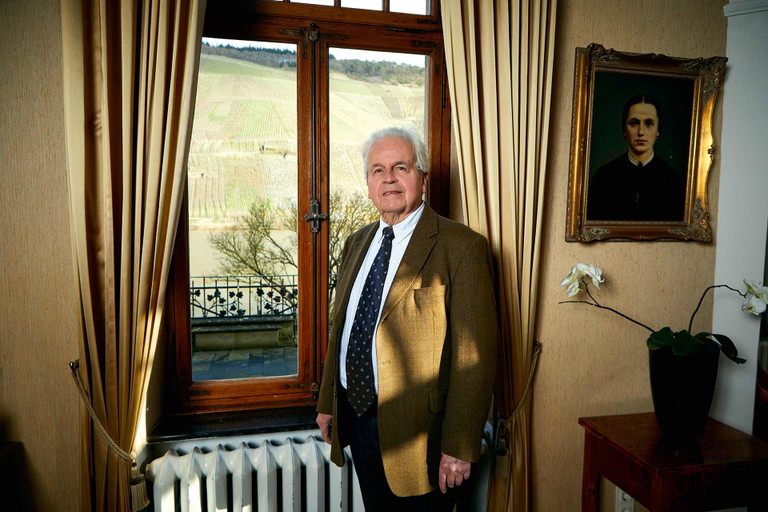 Vom Gutsgebäude an Wehlens Uferallee hat man den Hausberg immer im Blick.