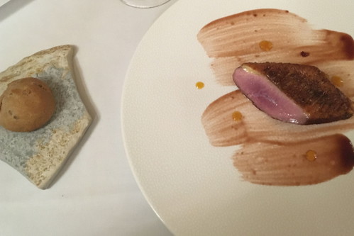 Der 6. Gang: Ente mit einer Pinot Noir Reduktion »Schönberger« und Orangen Essenz, dazu der einzige Rotwein des Abends, ein 2015 Pinot Noir Hengstberg.