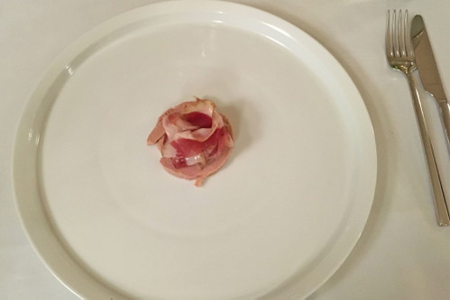 Der 4. Gang: Foie Gras Rolle und Gansl-Speck von Jolanda de Colò, dazu ein 2015 Riesling Pfaffenberg mit einer besonderen Restsüße.