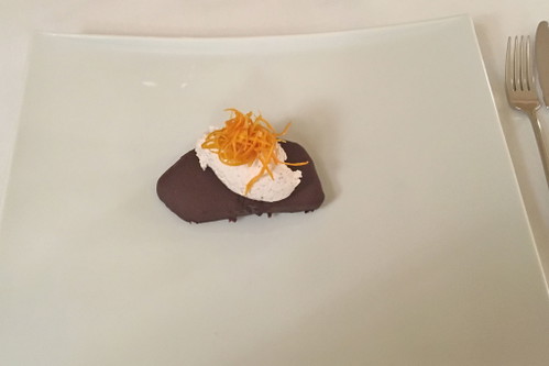 Das Dessert: Foie Gras, Schokolade »Michel Cluizel«, karamelisierte Orangenzesten, »Eis« aus roten Früchten und Baileys, dazu eine Fassprobe der 2017 Süße Rosen Riesling Beerenauslese.