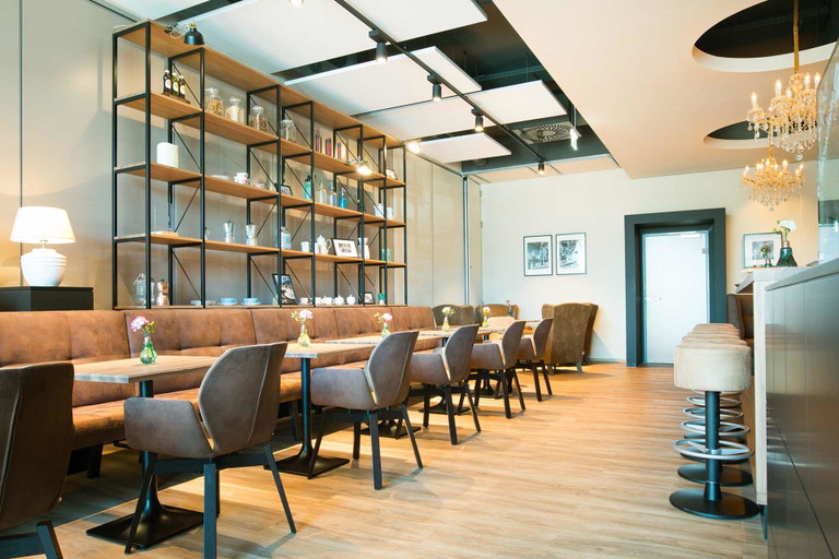Stylishe Elemente und freundliches Licht – im Restaurant »Genusswerk«, einer ehemaligen Kantine in Graz, fühlt man sich sofort wohl.