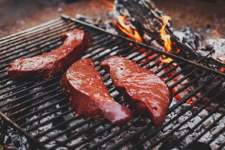 Grillen einmal anders: Mit Gerichten abseits des Filets können Gäste überrascht werden.