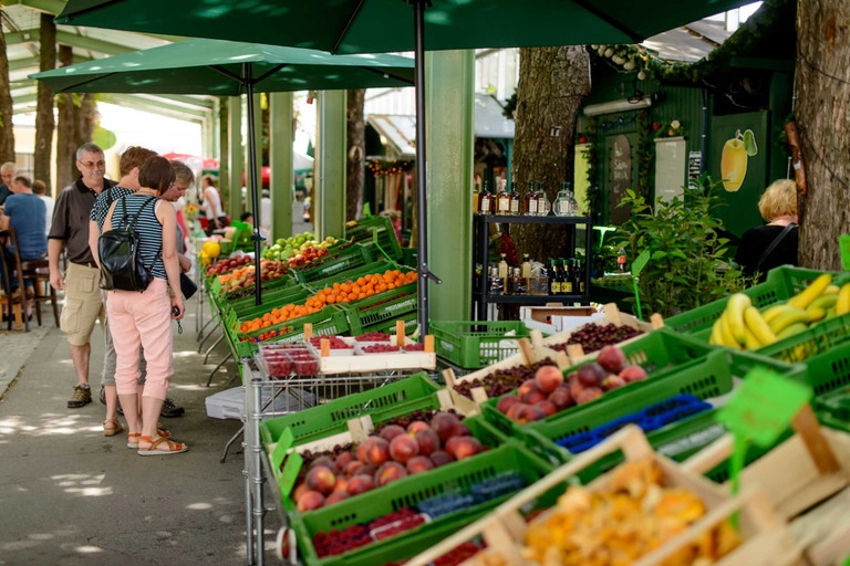 Der überdachte Markt hält unzählige frische und regionale Waren bereit.