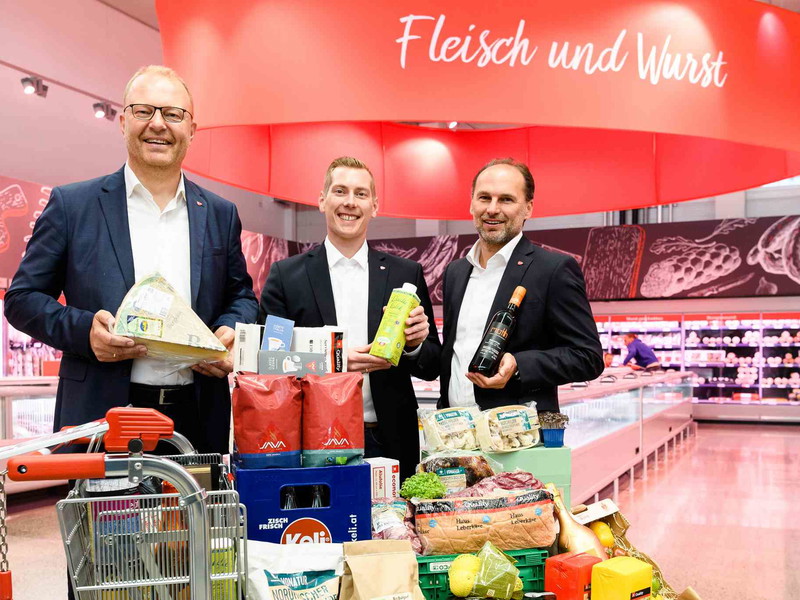 Manfred Hayböck (GF Transgourmet Österreich), Manuel Gohm (Standortgeschäftsleiter Schwarzach) und Thomas Panholzer.