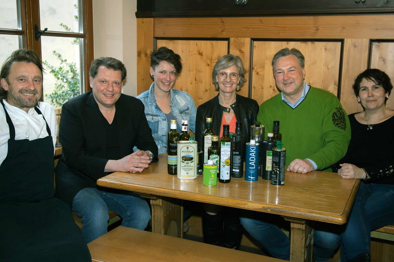 Erwin Reusch (Küchenchef Augustiner am Dom), Peter Schmutzer (Wirt Augustiner am Dom), Cornelia Ganß (Studienleiterin Gastronomie, Genuss/Touristik, IHK Akademie München),&nbsp;Astrid Ziegelmayer (Fachbereichsleiterin IHK Akademie München), Eric Pölzl (Gastronomie-Consulting), Elisabeth Ebner (Controlling Augustiner am Dom),&nbsp;Eventlocation: Augustiner am Dom, München