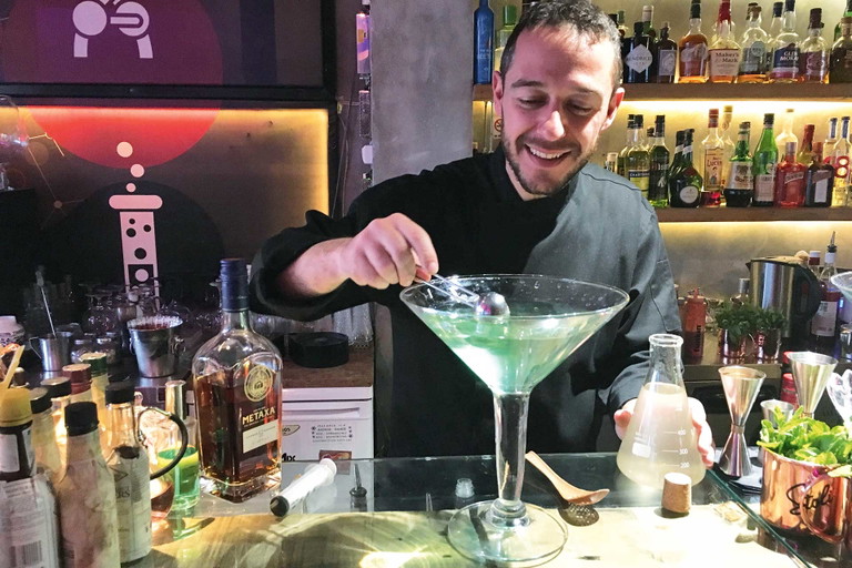 Molekular-Bar »MoMix«: Bar-Profi Aris Chatziantoniou in seinem Element.