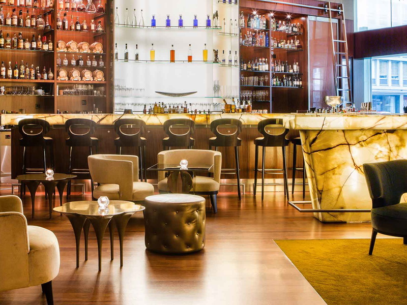 Die Onyx Bar des Park Hyatt hat ihren Namen von dem im Tresen verarbeiteten Onyxstein.&nbsp;