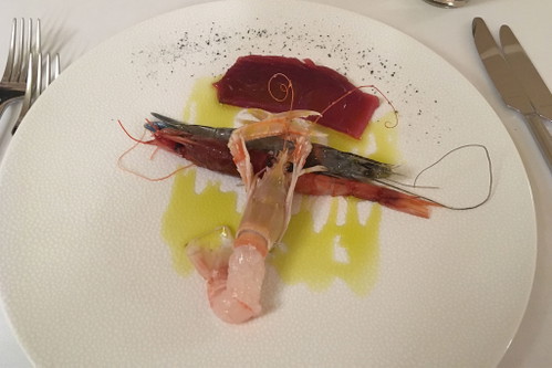 Der 2. Gang: Rohe Meeresfrüchte: Rote Garnelen (Mazzara del Vallo), Blaue Garnelen (Neukaledonien), Scampi aus der Adria und Bluefin-Tunfisch (Mazzara del Vallo), dazu ein 2017 Grüner Veltliner Donauschotter von der Weinmanufaktur Clemens Strobl.