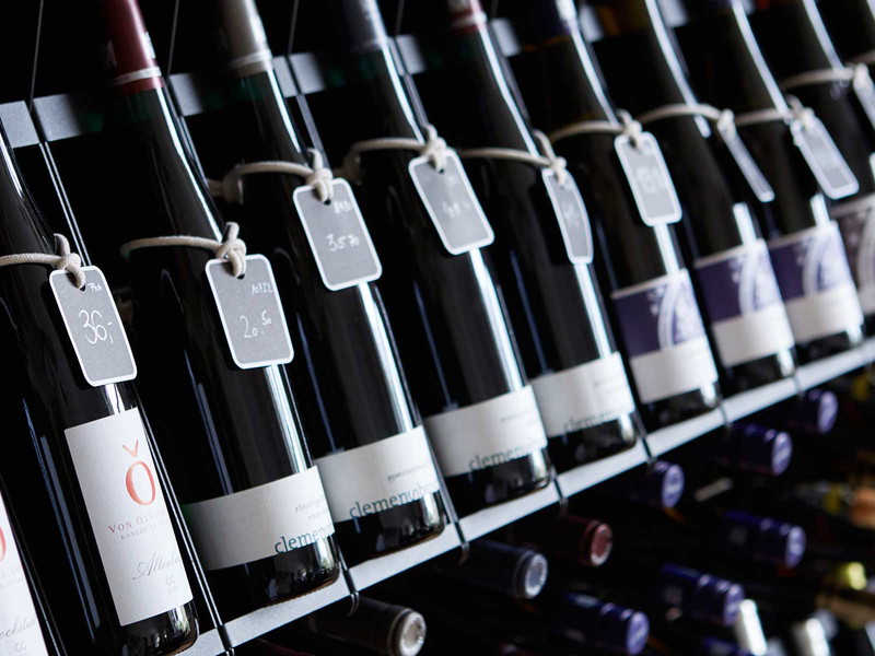 Wein wohin das Auge reicht: In der Weinhandlung Boucherville werden feine Tropfen bereits seit 25 Jahren gehandelt.