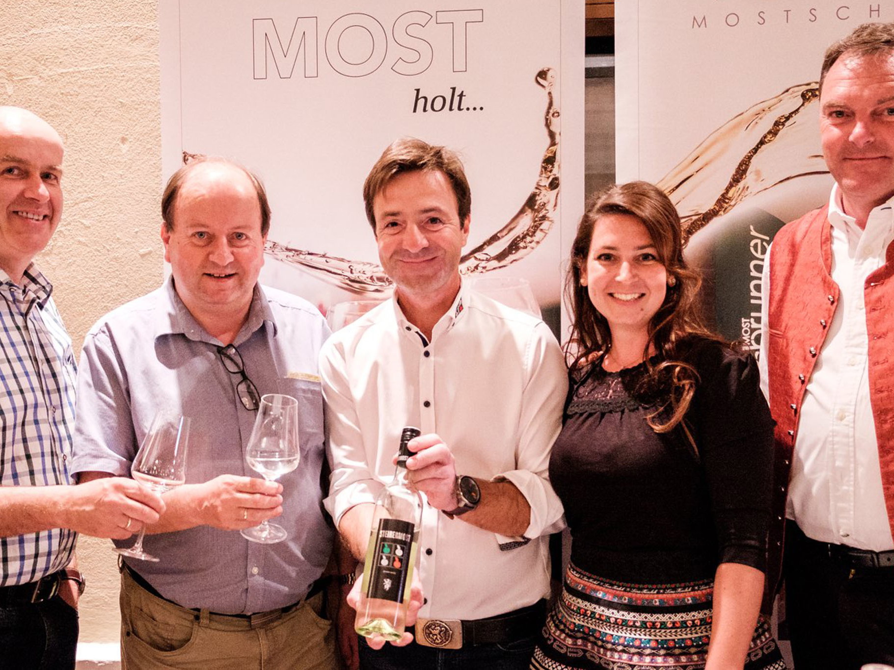 Wolfgang Gaber, Vize-Bürgermeister, Friedheim August Ilz, Steirermostproduzent Günter Brunner mit Frau Sonja und Dir. Armin Loder feierten auf der Steirermost-Jahrgangspräsentation.