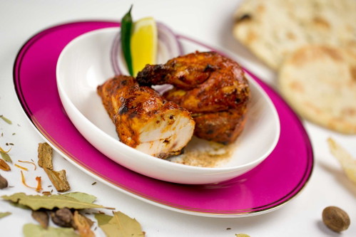 Das Tandoori Hühnchen aus dem Lehmofen wird 24 Stunden in einer komplexen Gewürzmischung mariniert.