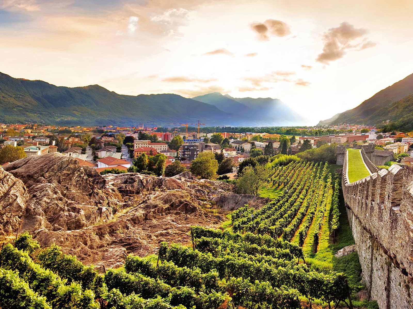 Blick von Castelgrande auf Bellinzona und Monte Carasso.