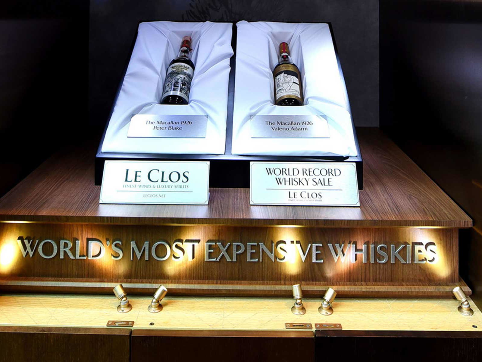 The Macallan 1926 Peter Blake and Valerio Adami ausgestellt im Le Clos am Flughafen Dubai.