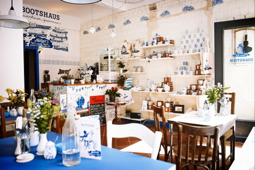 Ahoi Marie BootshausSeit 2006 gibt es das Hanseatische Design Kontor Ahoi Marie, ihre Porzellan-Kollektion mit blau-weißen maritimen Seefahrermotiven ist längst ein Klassiker. Im Bootshaus der Stammadresse der Manufaktur finden sich viele Einzelstücke und Raritäten, neue Kollektionen und im Bistro wird Mittags norddeutsche Küche serviert, mit Krabbenfrikadellen und Deichkäse, Lachspfannkuchen und Kartoffelsuppe. Danach Spaziergang zum belebten Großneumarkt und durch die Hamburger Neustadt mit seinem Gängeviertel, bis in die Nahe Innenstadt und an die Alster. 
Thielbek 320355 Hamburgwww.ahoi-marie.com
