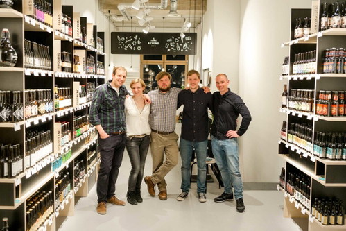 Craftbeer! Beyon Beer &amp; »Schankwirtschaft«Im Beyond Beer-Craft Beer Store finden sich handwerklich gebraute Biere von unabhängigen Brauereien aus der ganzen Welt, die Beratung im Laden ist top und Nachfagen ausdrücklich erwünscht! Abends empfängt Euch die Crew in ihrer »Schankwirtschaft«, die elegant und gemütlich gestaltete Craftbeer Bar mit 12 wechselnden internationalen Bieren on tap liegt in unmittelbarer Nähe zum Kiez auf St. Pauli.Weidenallee 5520357 Hamburgwww.beyondbeer.dewww.schankwirtschaft.com