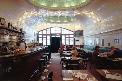 »Café Paris« / Le Lion BarElegant pompöses, lärmiges Café-Restaurant in den Räumen einer alten Schlachterei mit meterhohen Decken und kunstvollem Kachelwerk, mitten in der Innenstadt. Frühstück, Shoppingpause, Mittagessen, Kaffee &amp; Kuchen oder Blaue Stunde mit Crémant, alles geht. Abends dringend reservieren: coole Kellner und französische Küchenklassiker. Schräg gegenüber befindet sich auf der anderen Strassenseite die legendäre Lion Bar – Reservierung für beide Adressen empfohlen!
»Café Paris«Rathausstraße 420095 Hamburgwww.cafeparis.netLe LionRathausstraße 320095 Hamburgwww.lelion.net