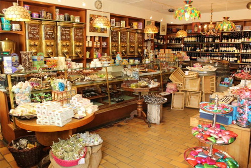 Kröger, AltonaTraditionsgeschäft und begehbare Wundertüte mit Feinkost und Confiserie aus aller Welt, edlen Schokoladen, Kaffee, Tee und Gewürzen, Nüssen, Konfitüren, Ölen, Senf, großen Weinen, skandinavischem und französischem Porzellan und vielen regionalen Produkten und kulinarischen Souvenirs aus Hamburg. Nebenan in »Krögers kleine Schwester« gibt's guten Kaffee, Mittagstisch und ausgesuchte Weine. Von hier aus lassen sich Altona und Ottensen gut erkunden.Claus KrögersGroße Bergstraße 24122767 Hamburgwww.claus-kroeger.de»Krögers Kleine Schwester«Große Bergstraße 24322767 Hamburgwww.kroegers-kleine-schwester.de