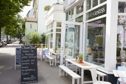 Koch KontorDie größte Kochbuchauswahl Norddeutschlands findet sich in Martina Olufs Kochbuchhandlung, dazu gibt es Kaffee, hausgemachten Kuchen und einen täglich wechselnden Mittagstisch mit Rezepten aus den neusten Kochbüchern. Fußläufig liegen, das bunte Karolinen-Vierteln mit vielen kleinen Läden und das alternativ angehauchte Schanzenviertel mit Bars, Restaurants, Kneipen und Clubs.
Karolinenstraße 2720357 Hamburgwww.koch-kontor.de