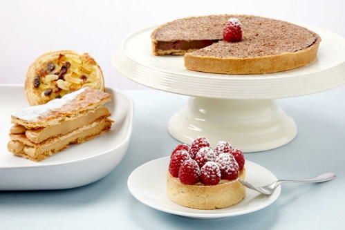 Die Pâtisserie So fängt der Urlaubstag gut an: in der original französischen Konditorei und Bäckerei mit kleinem Café ist alles liebevoll handgemacht, die knisternden, ofenwarmen Croissants, die Eclaires und Macarons, die Tartes, Petit Fours und und Baguettes. Maître Pierre Ouvrard ist ein Zauberer. Danach ein Spaziergang durch die schönen Einkaufs- und Stadtviertel Altona und Ottensen, bis hinunter zur Elbe.
Bahrenfelder Str. 23122765 Hamburgwww.die-patisserie.de