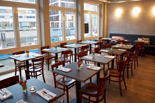 »Trific – Holzbrücke 7«Lieblingsrestaurant am Holzbrücken-Fleet, in praktischer Lage für Stadtspaziergänge, zwischen Innenstadt, Speicherstadt und neuer Hafencity. Das »Trific« erstreckt sich über zwei Ebenen: Oben modern und aufgeräumt, unten wird es elegant, mit Goldtapete, warmem Licht und Abend-Bar. Oliver Trific und sein Team servieren eine unprätentiöse, regional geprägte Produktküche. Die Weinauswahl ist spannend und freundlich kalkuliert. Mittagstisch und Abendkarte, an Wochenenden ist eine Reservierung empfohlen.
Holzbrücke 720459 Hamburgwww.trific.de