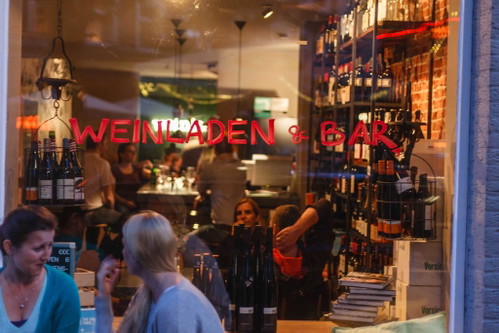 Weinladen St. PauliHamburgs neue Wein-Bar ist Nachmittags ein Weinladen, der sich Abends in eine lässige Bar verwandelt, ohne Dresscode und Allüren, ganz entspannt kann man hier Weine probiere und genießen, eine Kleinigkeit essen, eine gute Zeit haben, Leute treffen und feiern. Superfreundliches und engagiertes Team – die andere Kiez-Adresse auf St. Pauli. Ideal auch als Start- oder Zielpunkt eines St. Pauli-Reeperbahn-Bummels.
Paul-Roosen-Straße 2922767 Hamburgwww.weinladen.de