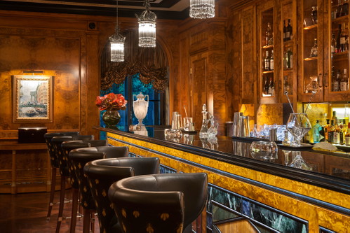 In der »Xander Bar« werden kleine Speisen mit bestem Champagner serviert.&nbsp;