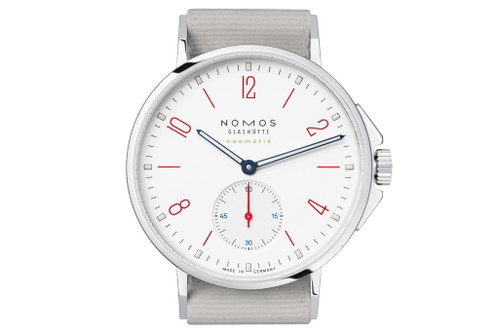 Die Nomos Glashütte «Ahoi» in Farbe signalweiß. Motor der Uhr ist das hauseigene Automatikkaliber «DUW 3001 neomatik». Durchmesser: 36,3 mm. Preis: 3240 Euro.