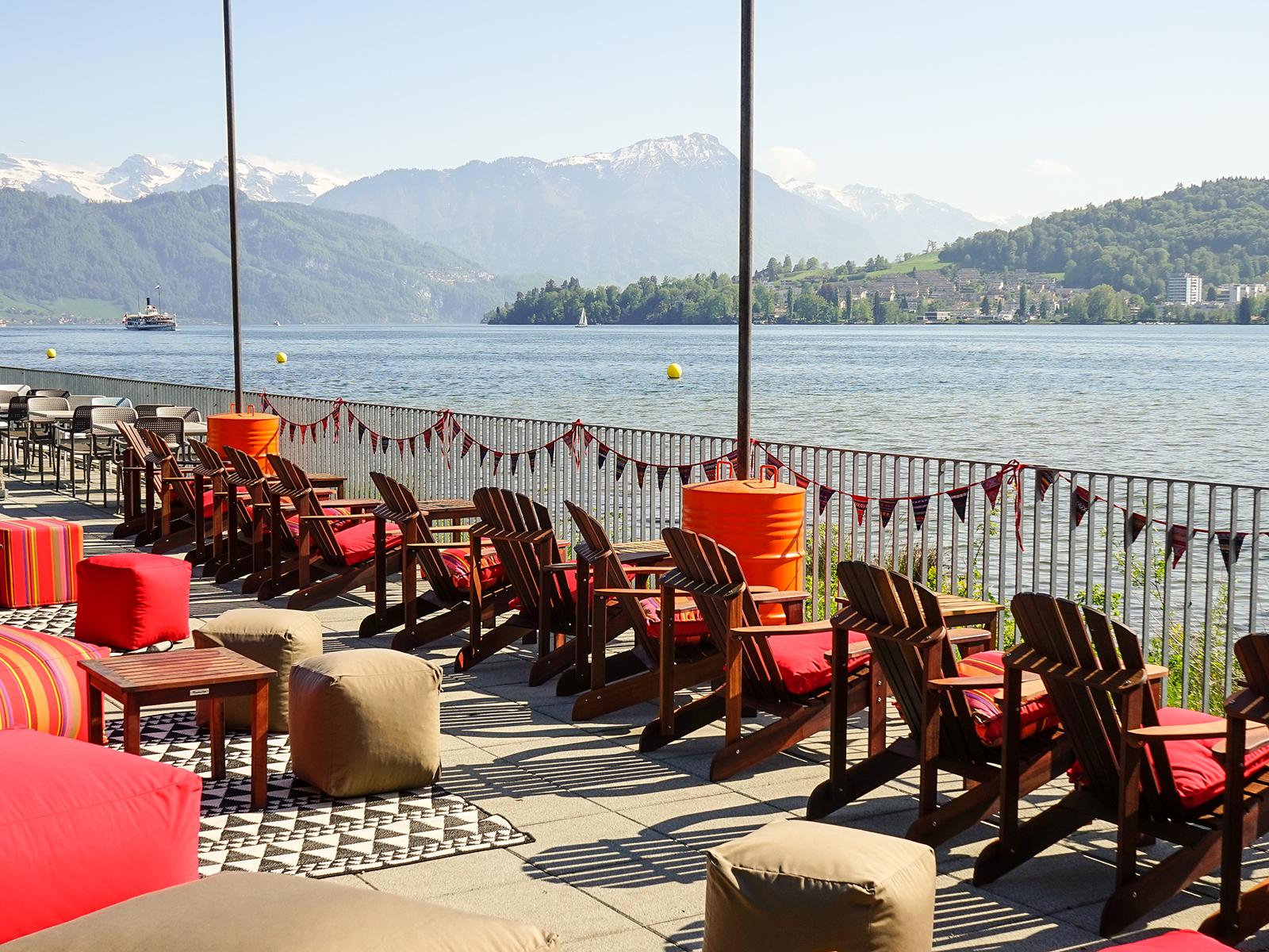 Die neue Strandbar im denkmalgeschützten Pavillon liegt direkt am Vierwaldstättersee.