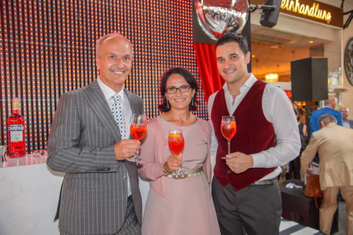 Peter Friese (Schwarzes Kameel), Simone Edler (GF Campari Austria) und Mattia Pastori (Head Bartender aus dem »Camparino in der Galleria in Mailand«)