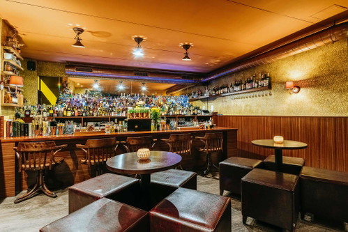 Die «Tales Bar» hat Wohn­zimmer-Feeling, hervorragende Cocktails und eine tolle Crew.