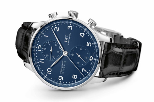 IWC Portugieser Chronograf Edition «150 Jahre». Weltweit je 2000 Stück werden von dieser Edelstahluhr mit dem neuen IWC-Kaliber «69000», mit entweder weißem oder blauem Zifferblatt, angeboten. Rund 9'100 CHF.
