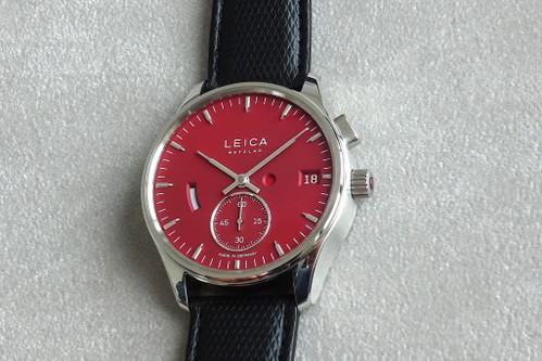 Die Leica «L1» mit gut sichtbarem, roten Punkt am Zifferblatt. Ergo der Zero-Reset-Mechanismus ist aktiv und die Zeiger können gestellt werden.