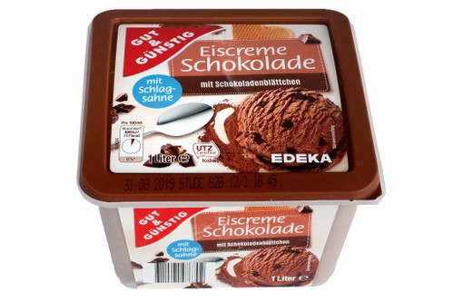 3. Platz, 94* Punkte: Gut + Günstig Eiscremeschokolade mit Schokoladenblättchen € 1,49 für 1000 ml EdekaDas Eis sieht sehr schokoladig aus, zeigt sich nur leider am Gaumen nicht ganz so cremig, wie es die Optik vermuten lässt. Kakaolastig und daher sehr guter Schokogeschmack mit angenehm zarten Schokoblättchen.