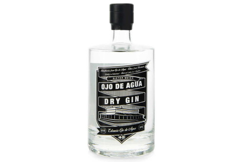 Ojo De Agua Dry Gin + Fever-Tree AromaticDieter Meier ist der Zürcher Tausendsassa schlechthin. Sein Ojo de Agua Gin vereint Schweizer Werte wie Präzision mit der wilden Aromatik Argentiniens, wo Meier ein Weingut betreibt. Zu den Aromen von Zitronen aus Tucumán, Mate, Weinbrand aus Dieter Meiers Malbec und Brombeergeist passt das Fever-Tree Aromatic Tonic Water hervorragend.&nbsp;
