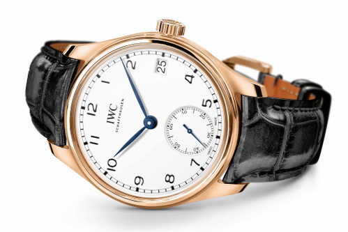 IWC Portugieser Handaufzug Edition «150 Jahre». Schnörkellose Eleganz und acht Tage Gangautonomie. Weltweit 250 Stück in Rotgold (18.900 Euro) und 1000 Stück in Edelstahl (10.000 Euro). Beide Modelle haben ein weißes Zifferblatt.