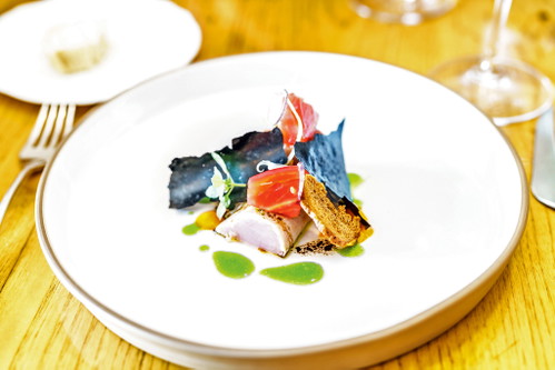 Das »Sarri« zählt zu den besten Restaurants Liguriens, es ist eines von rund einem Dutzend mit einem Michelin-Stern. Lokale mit zwei oder drei Sternen wie an der Côte d’Azur findet man im italienischen Teil der Riviera nicht. 