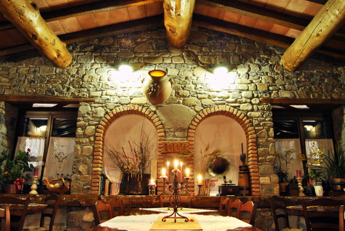 »Le Macine del Confluente«: malerisch in den Bergen gelegenes Hotel im ländlich-rustikalen Stil mit exzellentem Restaurant. 