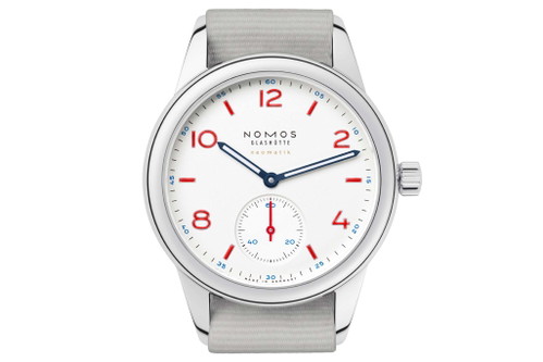 Die Nomos Glashütte «Club neomatik» in Farbe signalweiß. Motor der Uhr ist das hauseigene Automatikkaliber «DUW 3001 neomatik». Durchmesser: 37 mm. Preis: rund 2900 CHF.