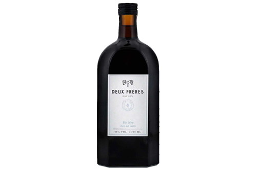 Deux Frères Dry Gin + Fever-Tree ElderflowerDer aromatisch dezente Deux Frères Gin wird mit insgesamt 25 Botanicals versehen, darunter Rosenblätter, Piment, Angelikawurzel und Orangenblütenblätter. Pur glänzt er durch seine blaue Farbe, und in Kombination mit dem Elderflower Tonic Water von Fever-Tree wird die angenehme,&nbsp;
vornehme Zurückhaltung des Gins etwas aufgebrochen.&nbsp;