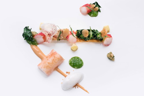 Königskrabbe mit Spinat Salat gebraten und mariniert mit Gin Mare Sorbet.