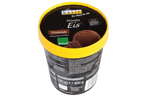 9. Platz, 90 Punkte: Basic Feinstes Schokoladeneis mit Kouverture und Kakao € 4,99 für 500 ml (1000 ml: € 9,98) BasicKräftige Schokoladenfarbe, homogene Textur, durch deutliche Wasserkristalle allerdings etwas »grieselig«. Der leicht nussige Geschmack mit Espresso-Aromen kann die Erwartungen, die die Optik verspricht, nicht ganz halten.