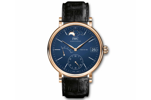 IWC Portofino Handaufzug mit Mondphase Edition «150 Jahre». Wird in drei Varianten verfügbar sein: Rotgold, blaues Zifferblatt, limitiert auf 150 Stück und Edelstahl, wahlweise mit blauem oder weissem Zifferblatt, limitiert auf je 350 Stück weltweit. CHF 15'700 CHF.