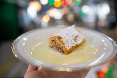 Apfelstrudel mit Vanillesauce.