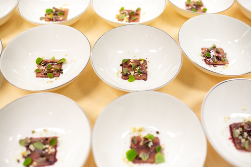 Philip Rachinger: Schwarzer Knoblauch-Saibling in Zedernholz gegart, Sauerklee-Holunder