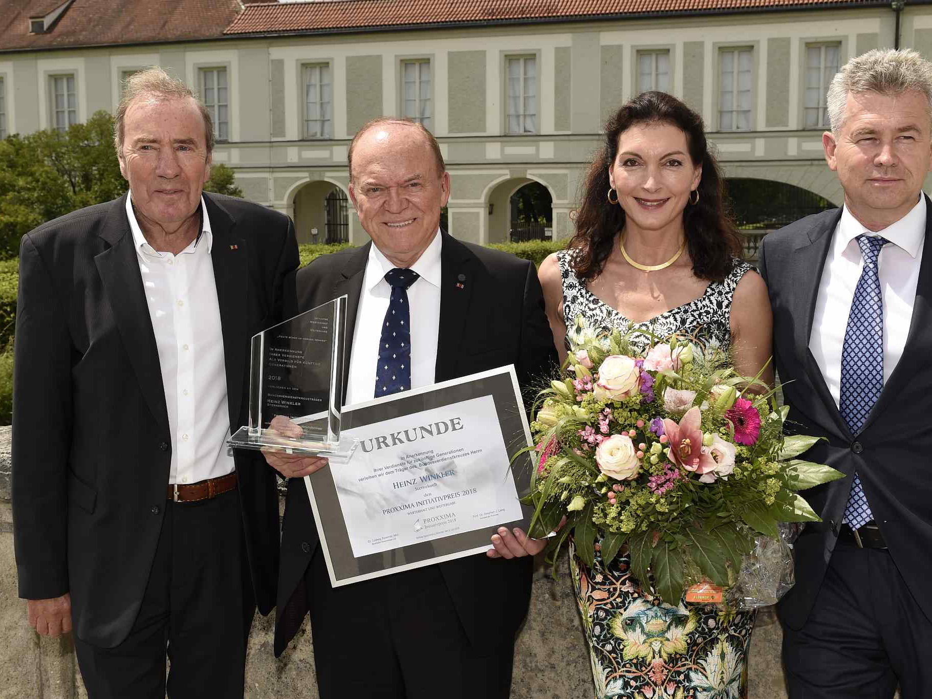 Frank Fleschenberg, Daniela Hain und Stephan Lang gratulierten Heinz Winkler zum Preis »Werterhalt &amp; Weitergabe 2018«.