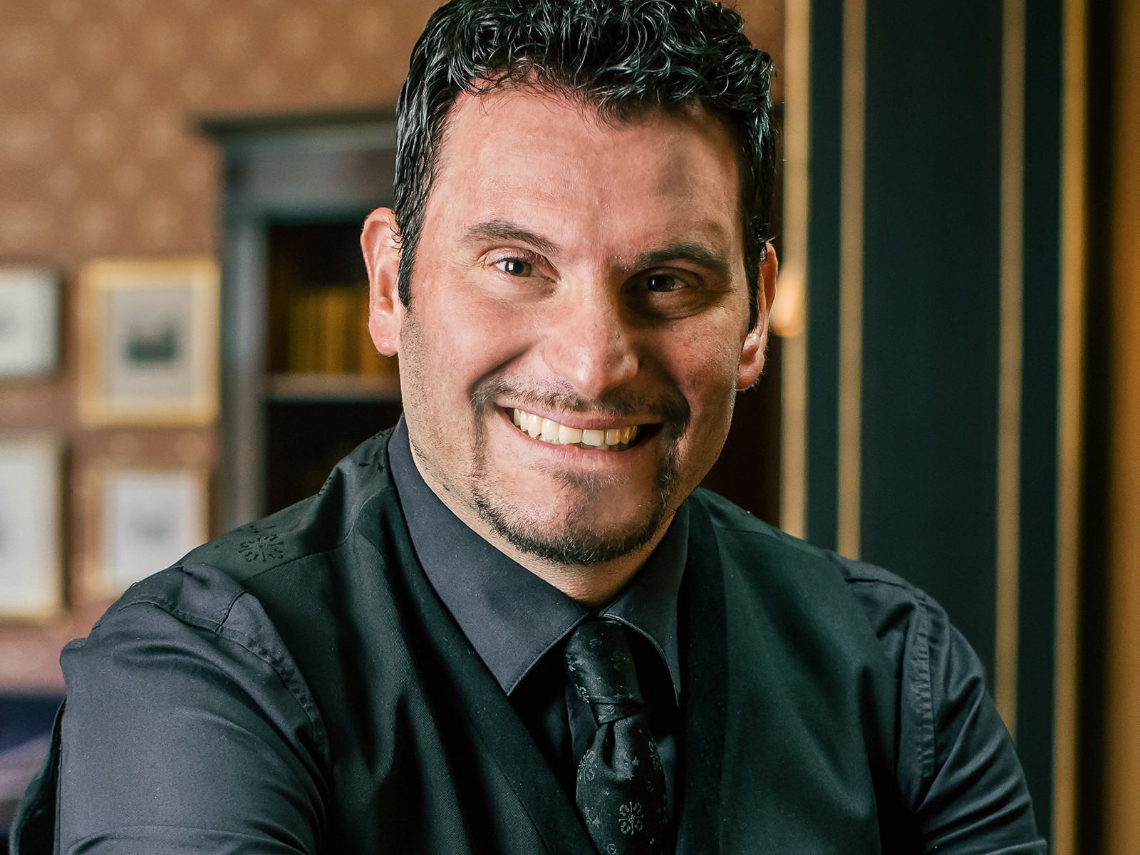 Adriano Volpe führt die prominente Bar des Grand Hotel «Les Trois Rois» in Basel.