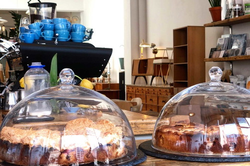 Wir verschnaufen kurz im »Käthe Kaffee«. Gründer Achim Barghorn teilt sich das stylisch eingerichtete Kaffee mit einem Antiquitäten-Möbelgeschäft. Die Gegend direkt am Bahnhof ist mittlerweile ein hipper Treffpunkt geworden, vor allem seit sich das Kaffee dort angesiedelt hat.